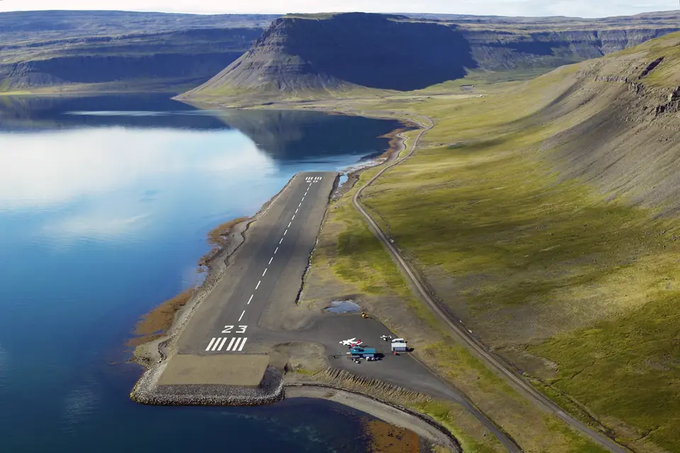 Flyplassen i Bíldudalur sett ovenfra