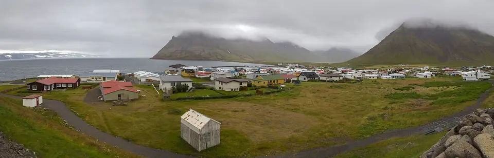 Bolungarvík med fjellene rundt bukta