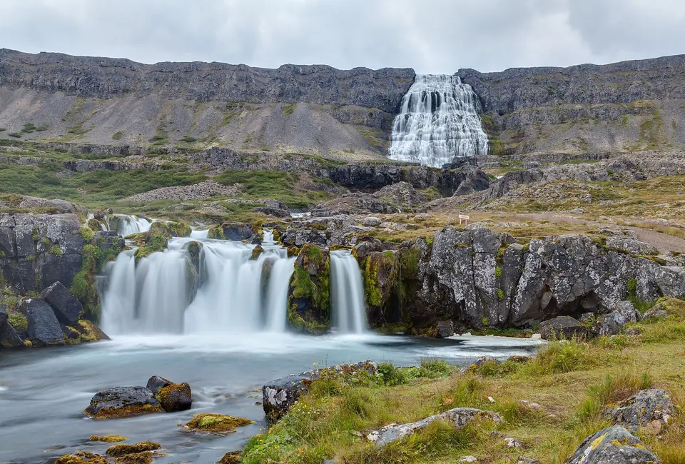 Dynjandi i Arnarfjörður med de nedre fossene i forgrunnen