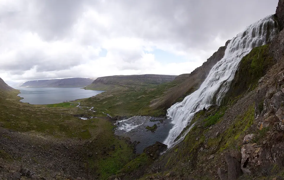 Dynjandi sett fra siden, med Arnarfjörður i bakgrunnen