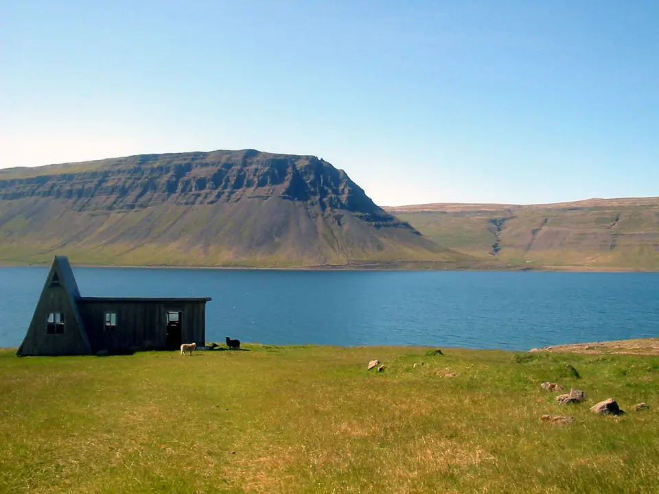 Verlassenes Haus am Fossfjörður, einem Seitenarm des Arnarfjörður