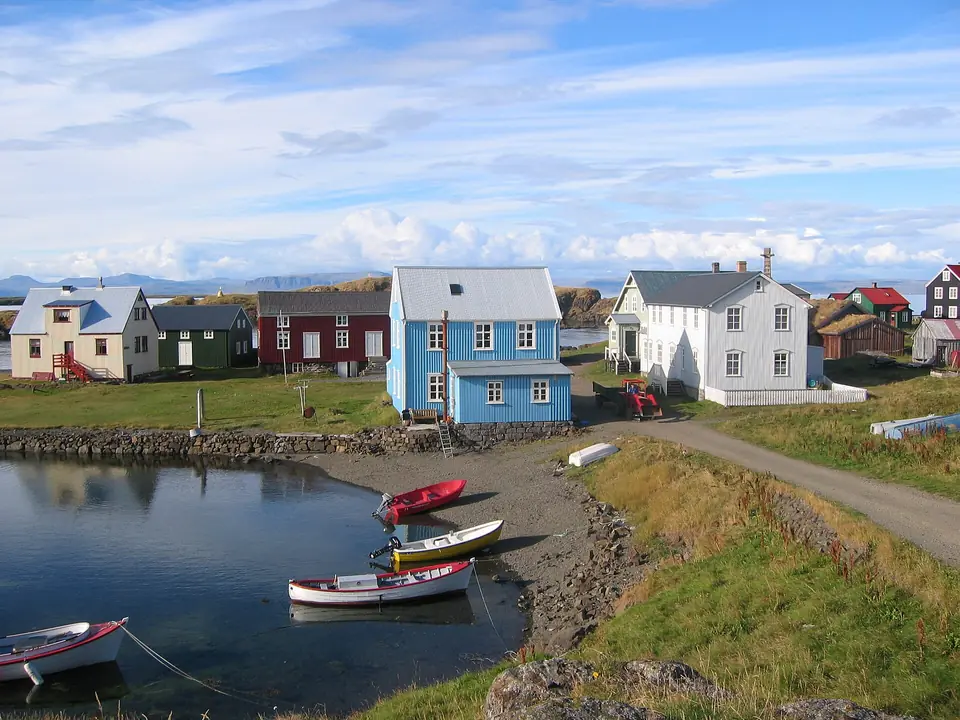 Die Häuser am Grýluvogur auf Flatey im Breiðafjörður
