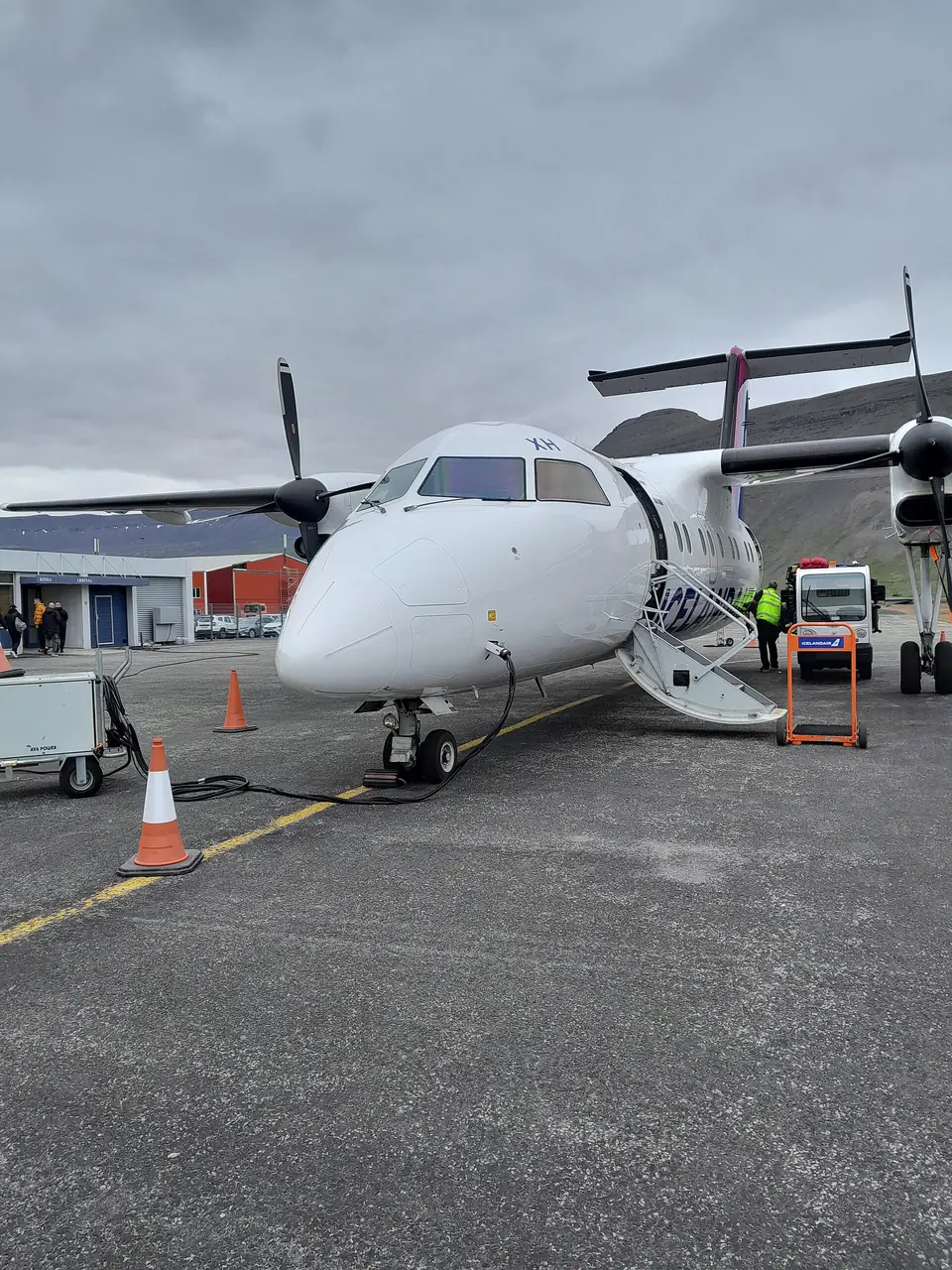 Propellfly på flyplassen i Ísafjörður