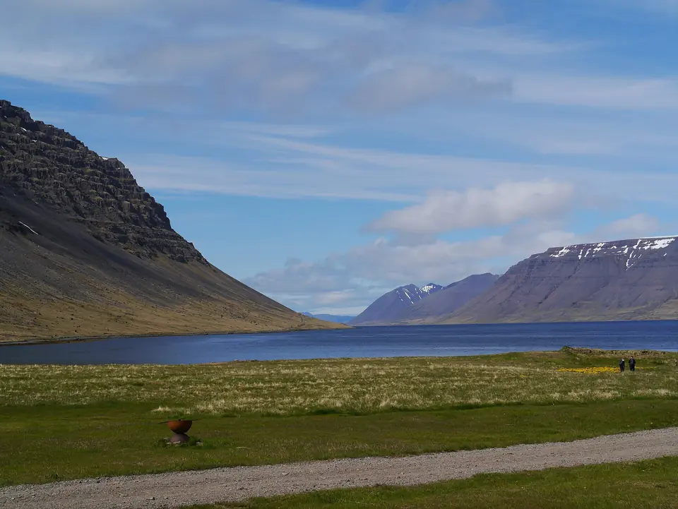 Grønn dal med bekk i Vestfjordene