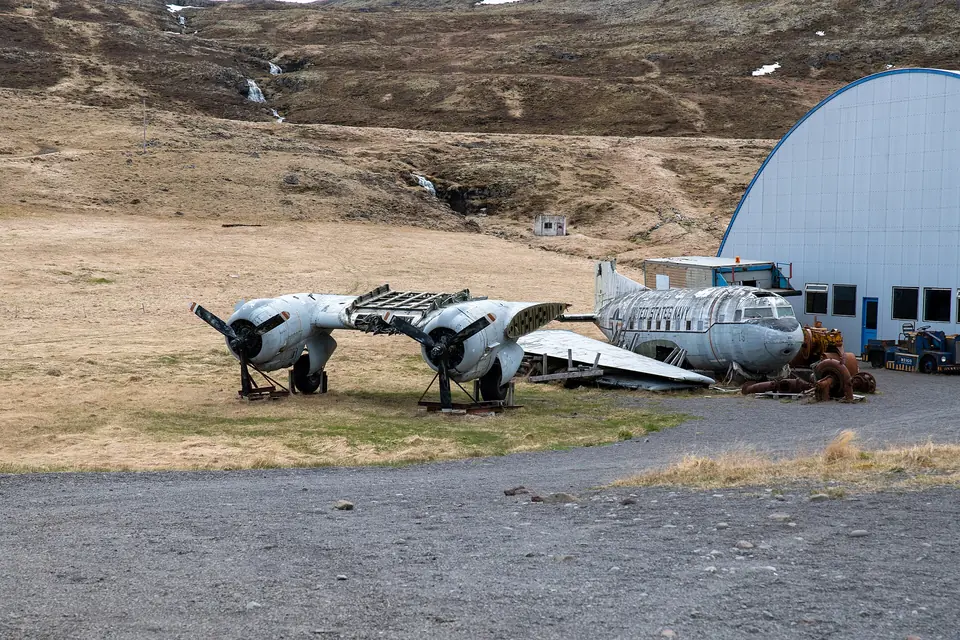 Flyet Douglas C-117D ved museet på Hnjótur