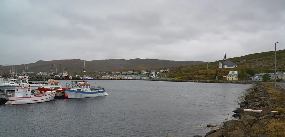 Havna og kirka i Hólmavík