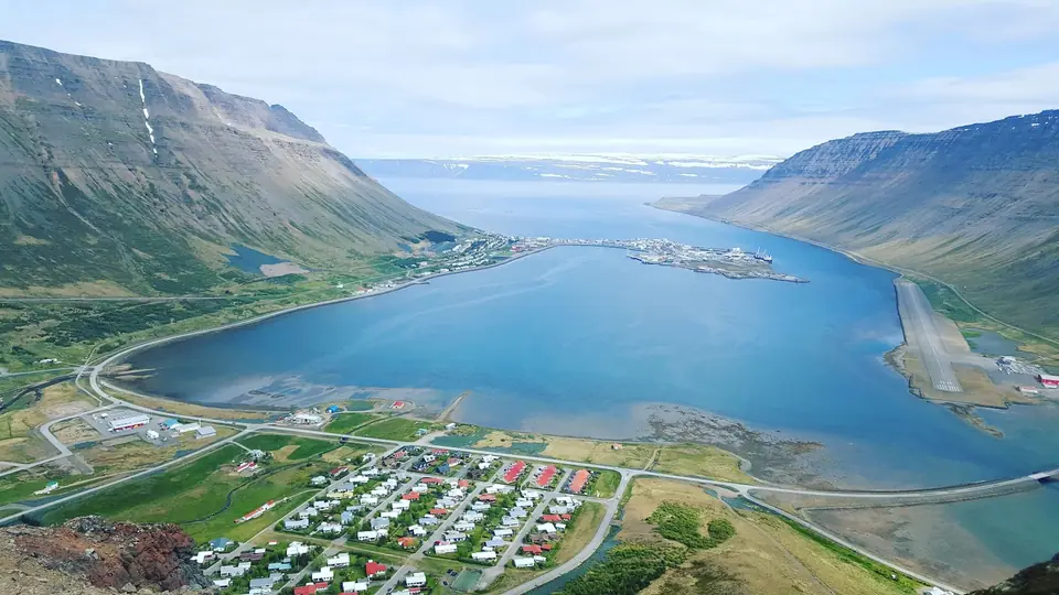 Ísafjörður på tangen i Skutulsfjörður, med flyplassen på andre siden av fjorden
