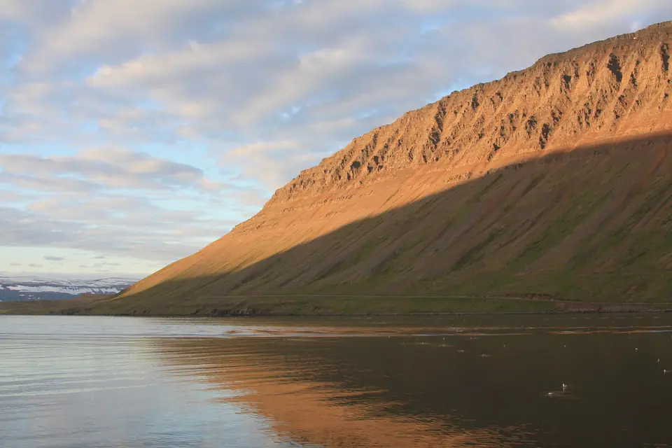 Berghang über dem Skutulsfjörður in der Abendsonne