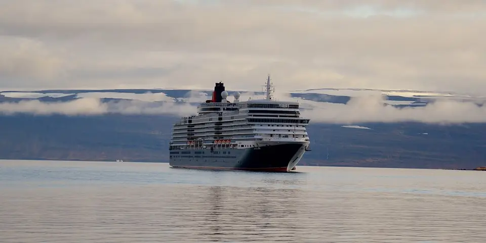 Le paquebot Queen Elizabeth au petit matin devant Ísafjörður