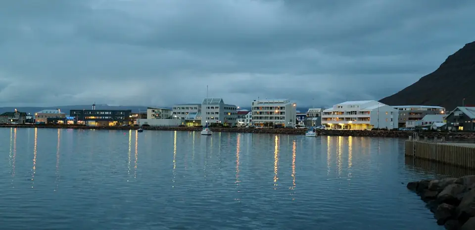 De haven van Ísafjörður in het avondlicht