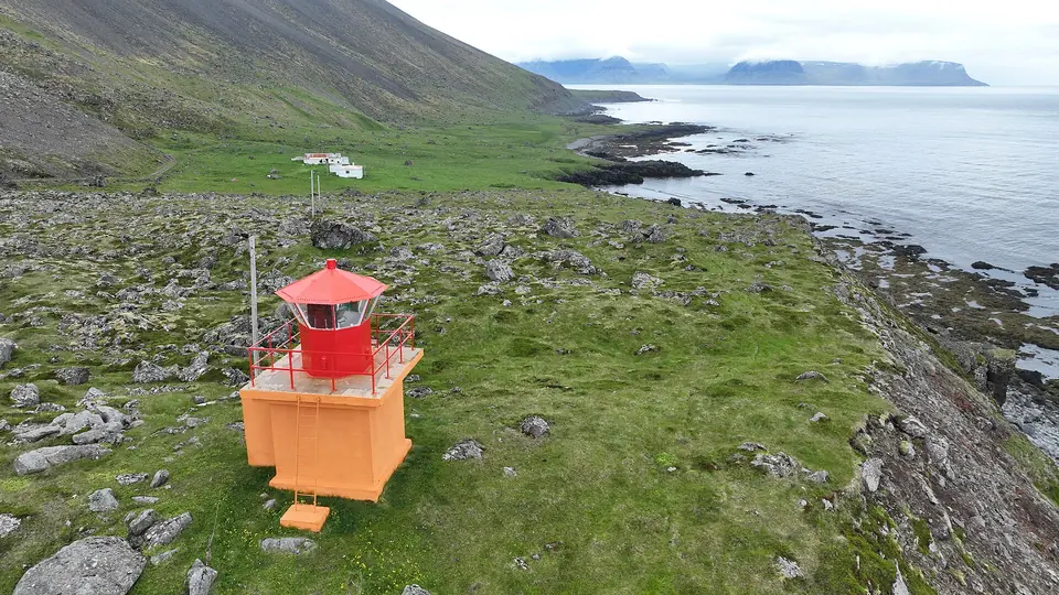 Fyret Svalvogaviti ytterst på odden mellom Dýrafjörður og Arnarfjörður