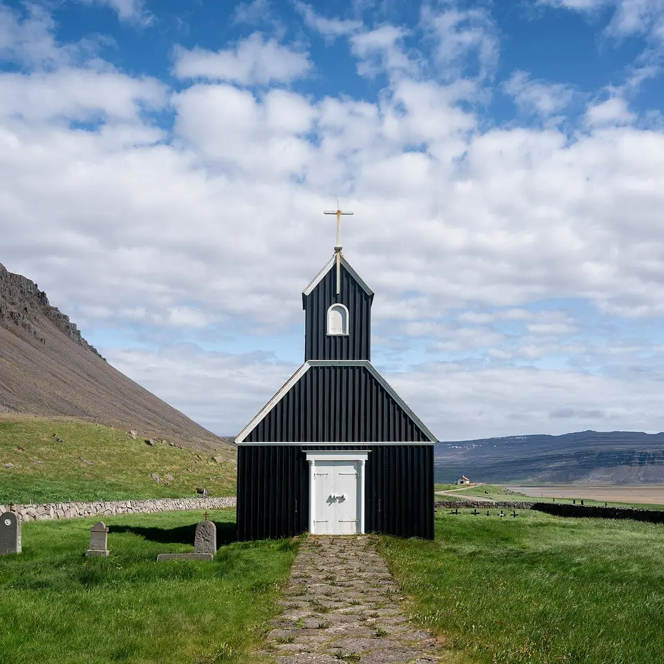 Den svarte kirka Saurbæjarkirkja ved Rauðasandur