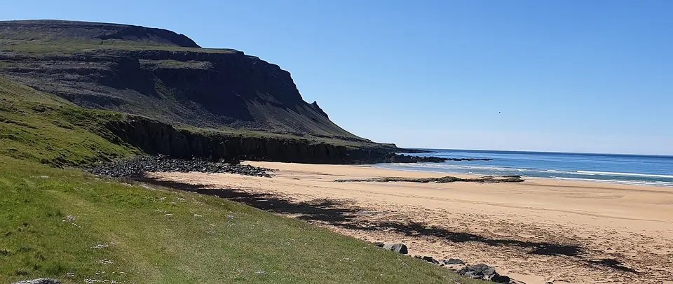 Rauðasandur med fjellsiden og havet