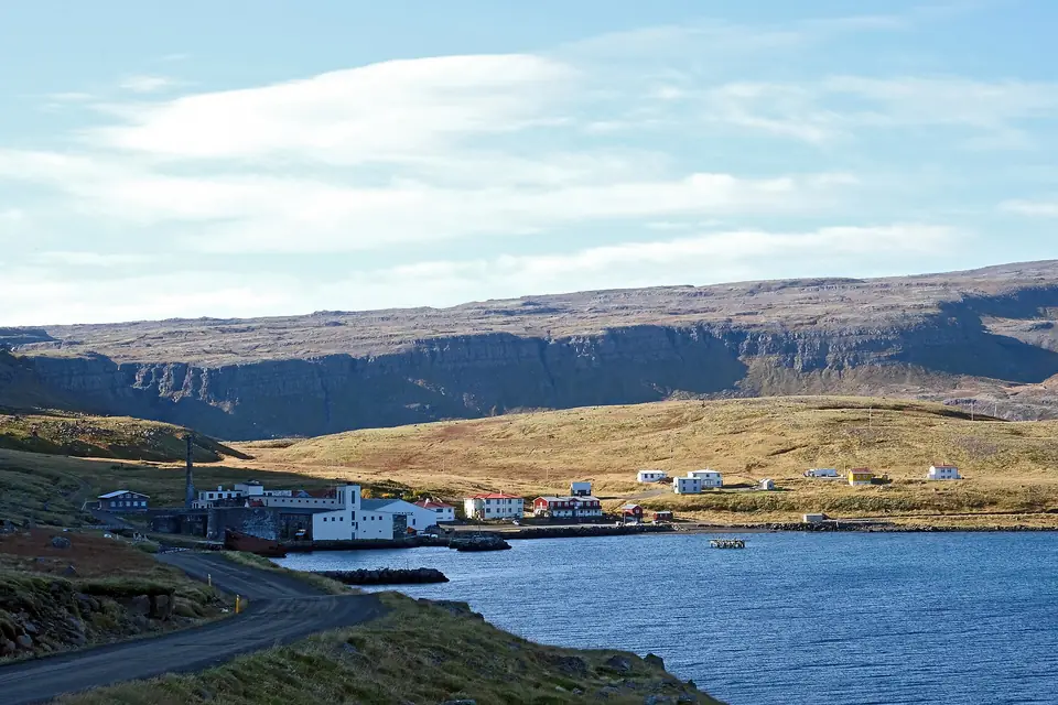 Utsikt over Djúpavík i Reykjarfjörður på Strandir