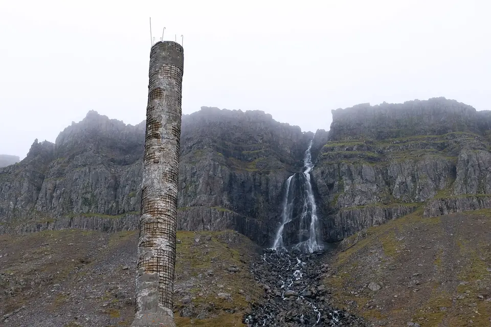 Fossen Djúpavíkurfoss over Djúpavík