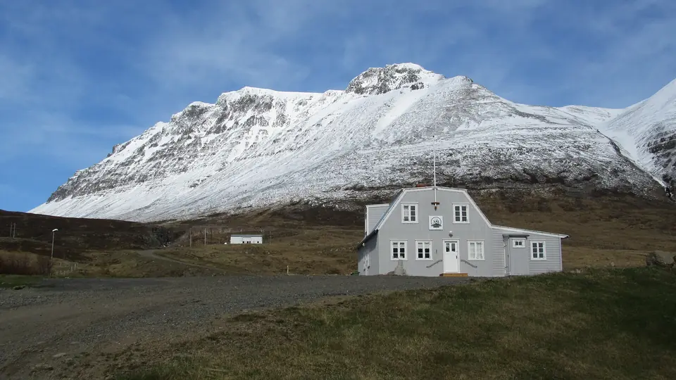 Bygningen til fjellrevsenteret i Súðavík