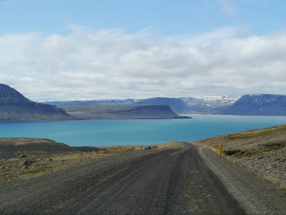 Schotterstraße entlang eines Fjords in den Westfjorden