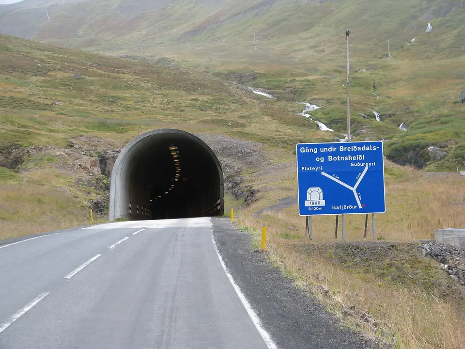 Die Einfahrt in den Tunnel Vestfjarðagöng