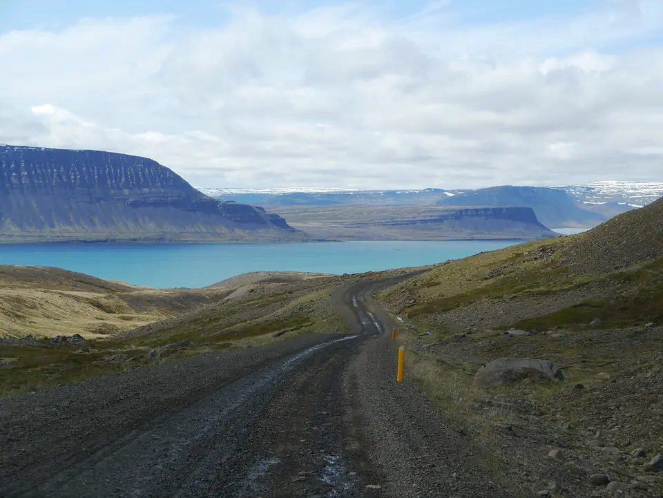 Bergstraße mit Blick über den Fjord