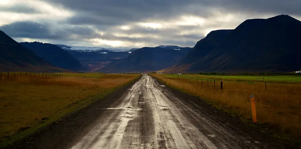 Gerade Schotterstraße über flaches Gelände in den Westfjorden