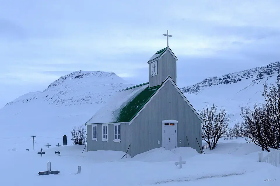 Die Kirche Staðarkirkja im Súgandafjörður im Winter